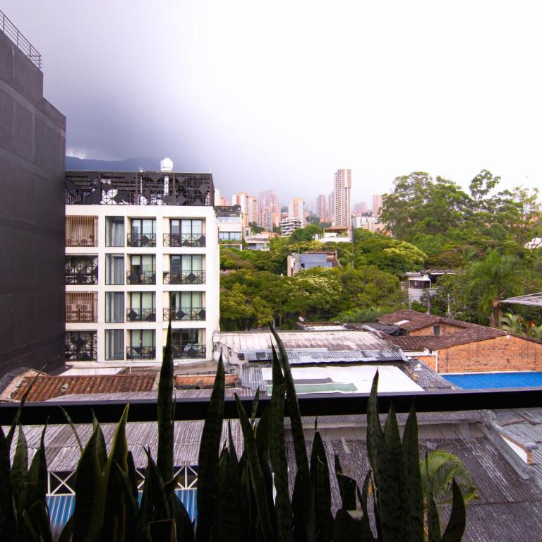 Stylish Stay near Lleras Park - Deluxe Suite with Spa Bath - 10