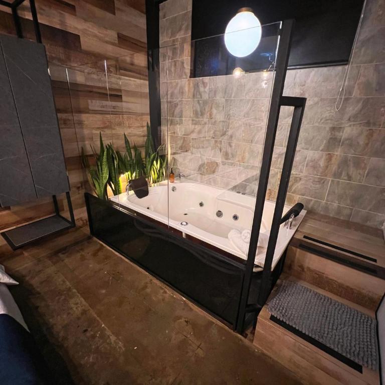 Stylish Stay near Lleras Park - Deluxe Suite with Spa Bath - 19