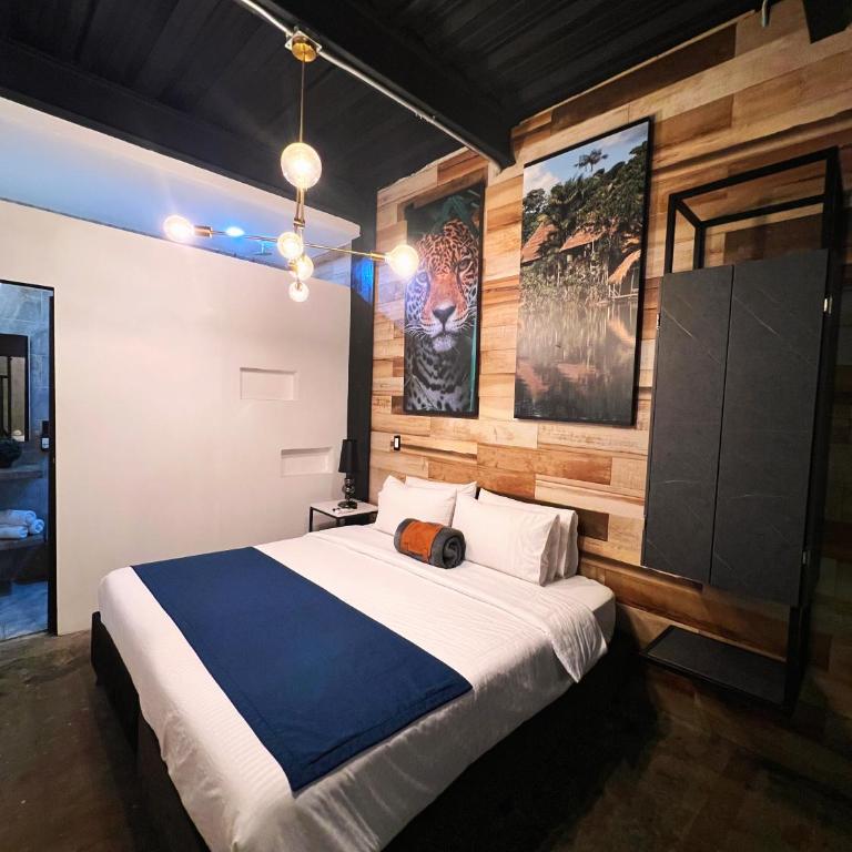 Stylish Stay near Lleras Park - Deluxe Suite with Spa Bath - 25