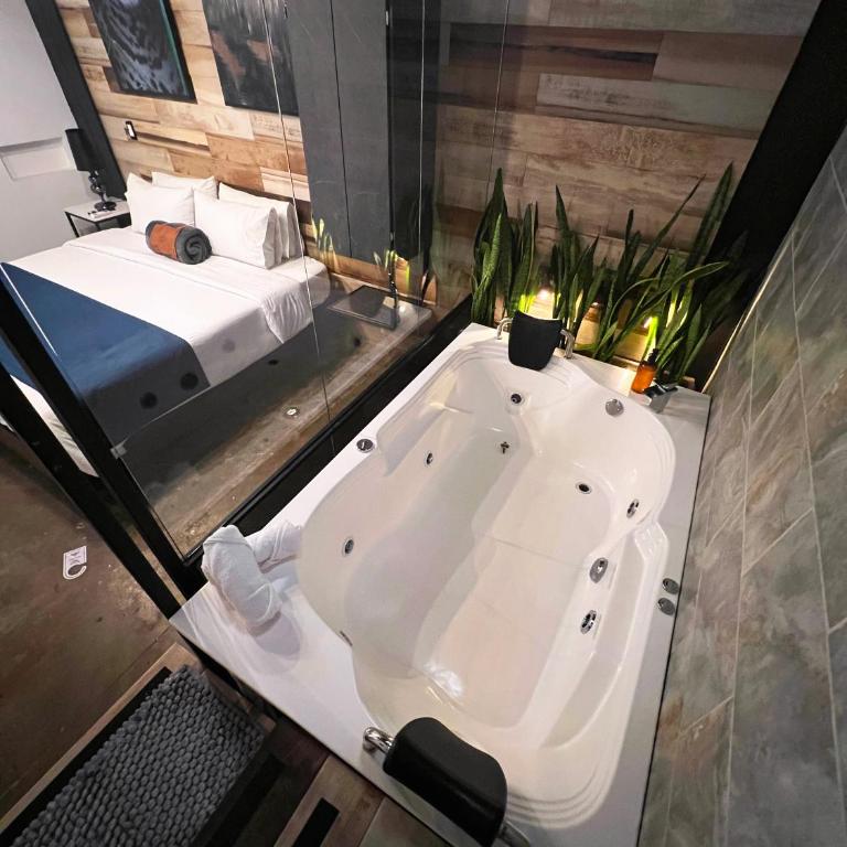 Stylish Stay near Lleras Park - Deluxe Suite with Spa Bath - 26