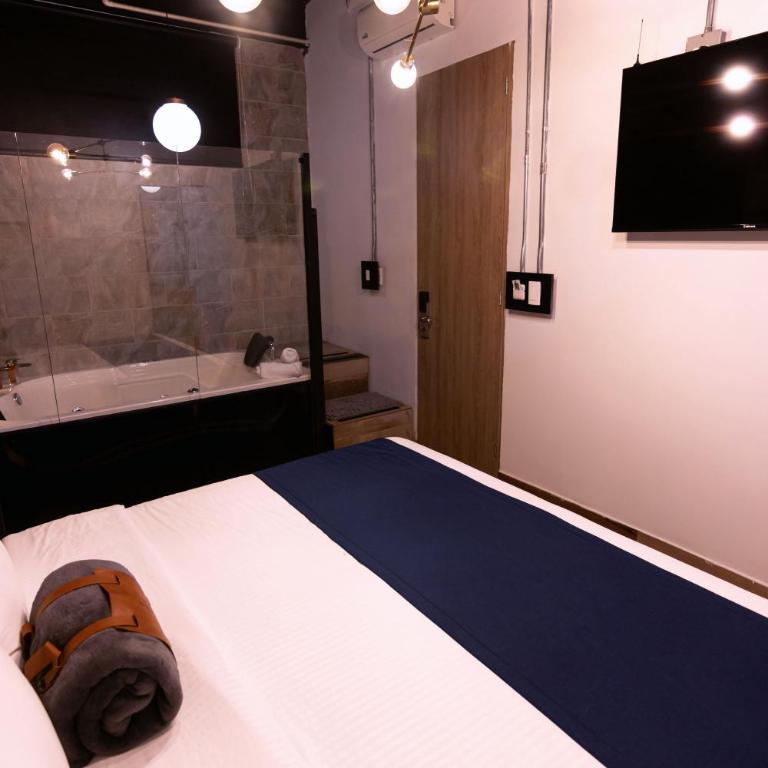 Stylish Stay near Lleras Park - Deluxe Suite with Spa Bath - 35