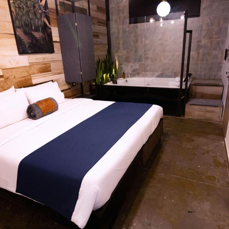 Stylish Stay near Lleras Park - Deluxe Suite with Spa Bath - 38