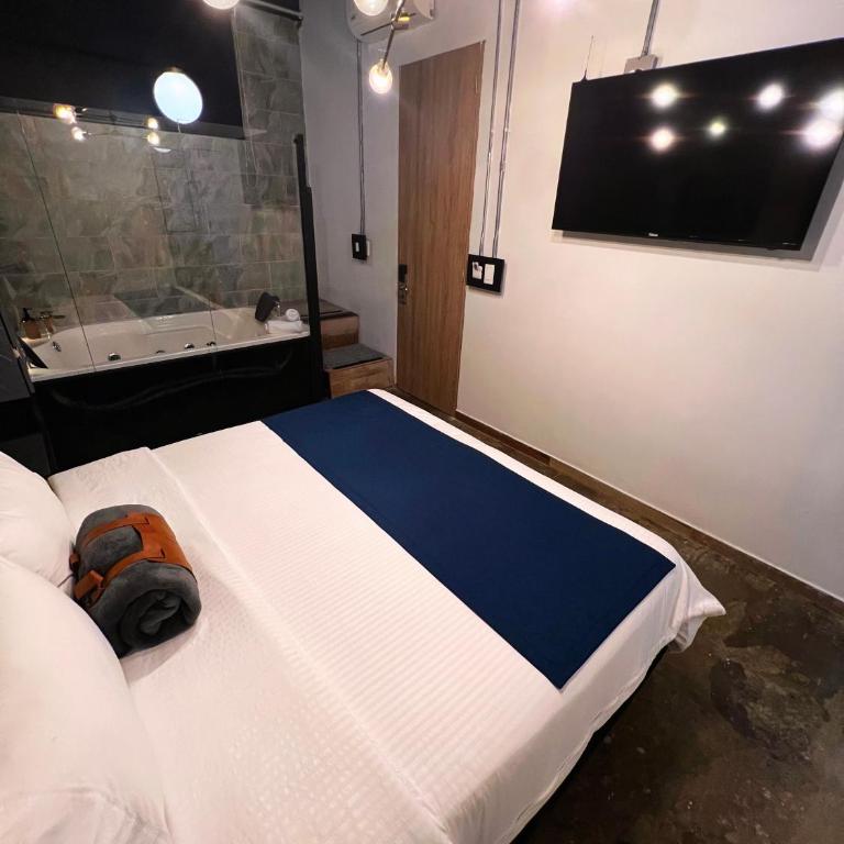 Stylish Stay near Lleras Park - Deluxe Suite with Spa Bath - 40
