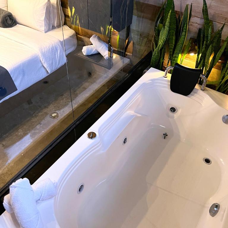 Stylish Stay near Lleras Park - Deluxe Suite with Spa Bath - 41