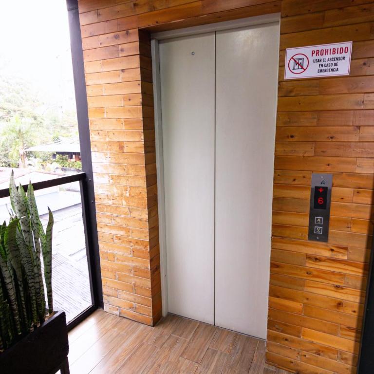 Stylish Stay near Lleras Park - Deluxe Suite with Spa Bath - 44