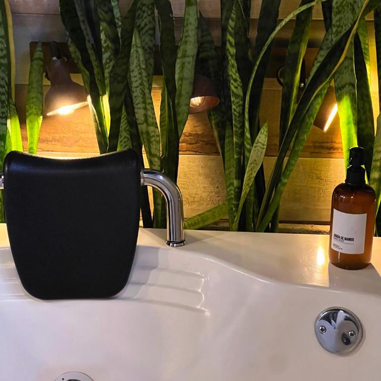 Stylish Stay near Lleras Park - Deluxe Suite with Spa Bath - 45
