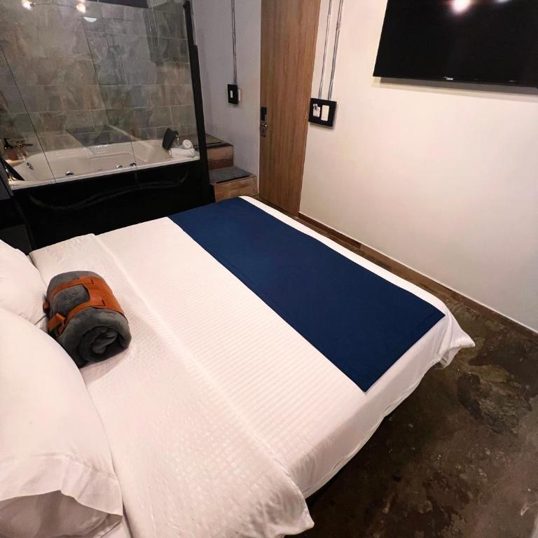 Stylish Stay near Lleras Park - Deluxe Suite with Spa Bath - 46