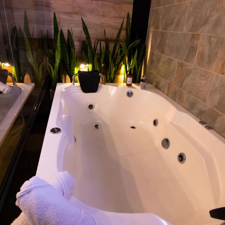 Stylish Stay near Lleras Park - Deluxe Suite with Spa Bath - 48