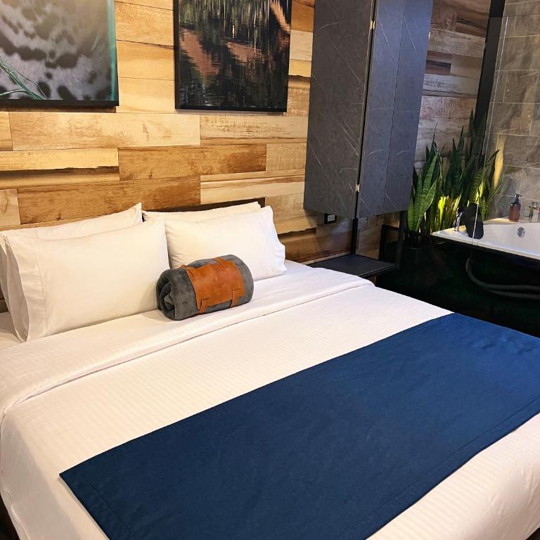 Stylish Stay near Lleras Park - Deluxe Suite with Spa Bath - 50