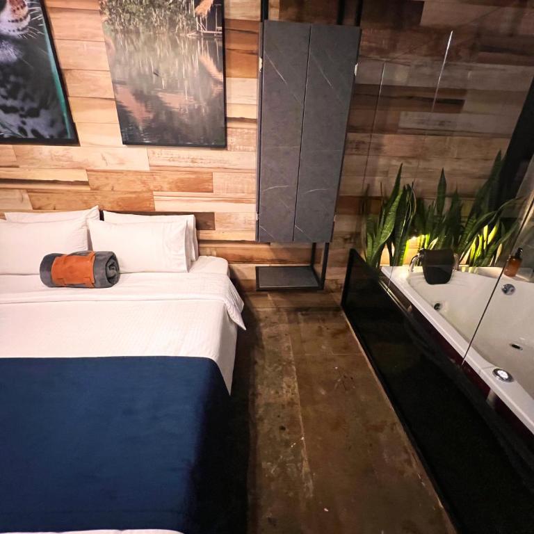 Stylish Stay near Lleras Park - Deluxe Suite with Spa Bath - 54