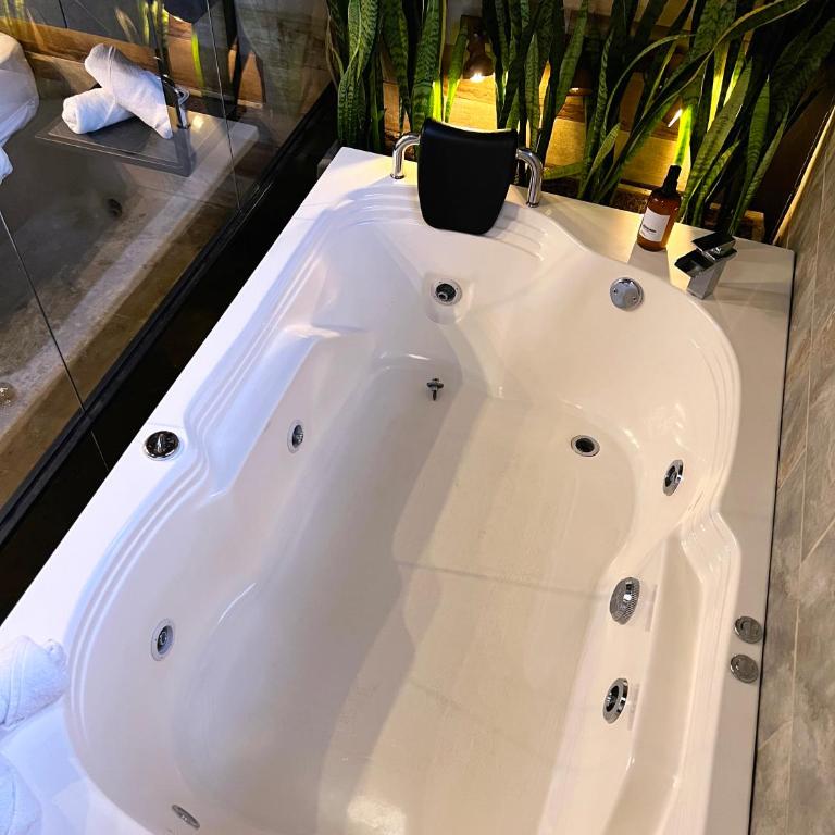 Stylish Stay near Lleras Park - Deluxe Suite with Spa Bath - 60