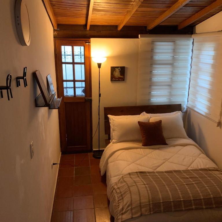 El Solar Hostel - Comuna 13, graffitour - Double Room with Shared Bathroom - 1