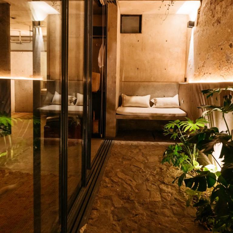Becino - Deluxe King Room - 8