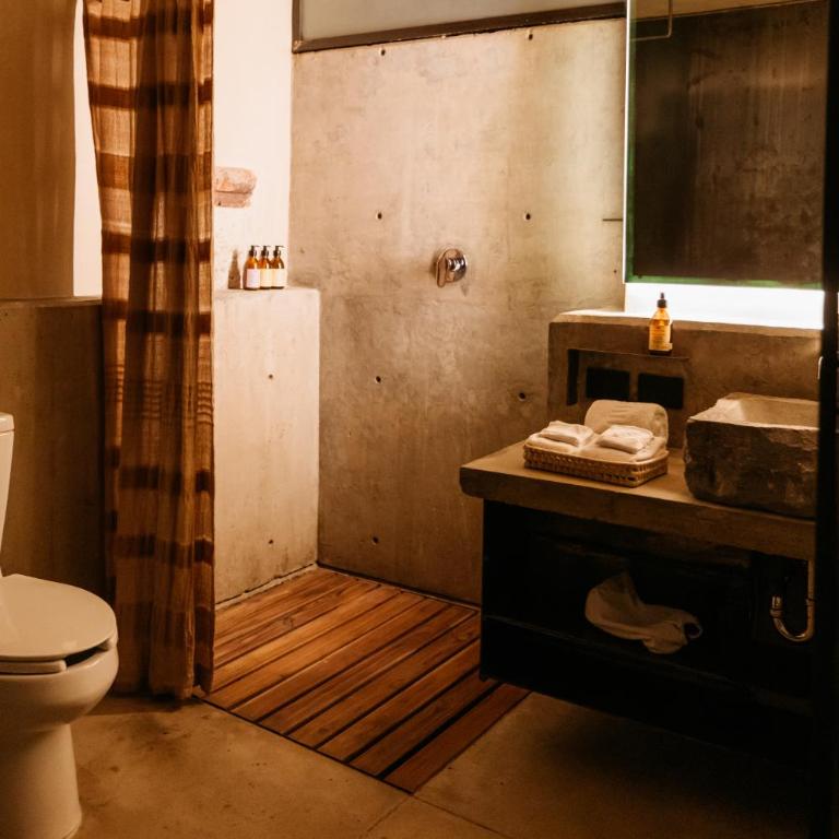 Becino - Deluxe King Room - 9