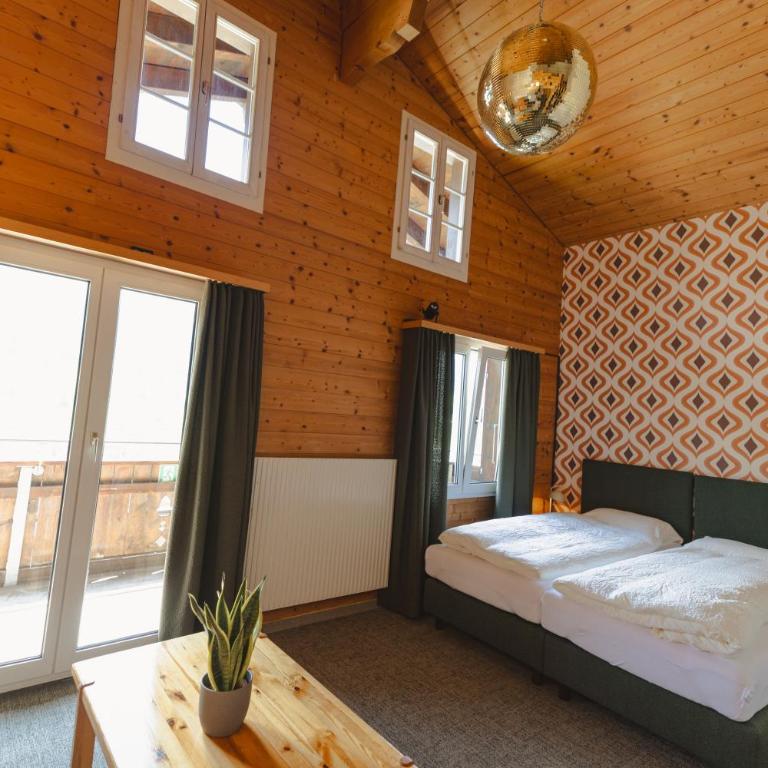 Waldhuus Bellary - Peace and Love Lounge with Shared Balcony and Eiger View - 9