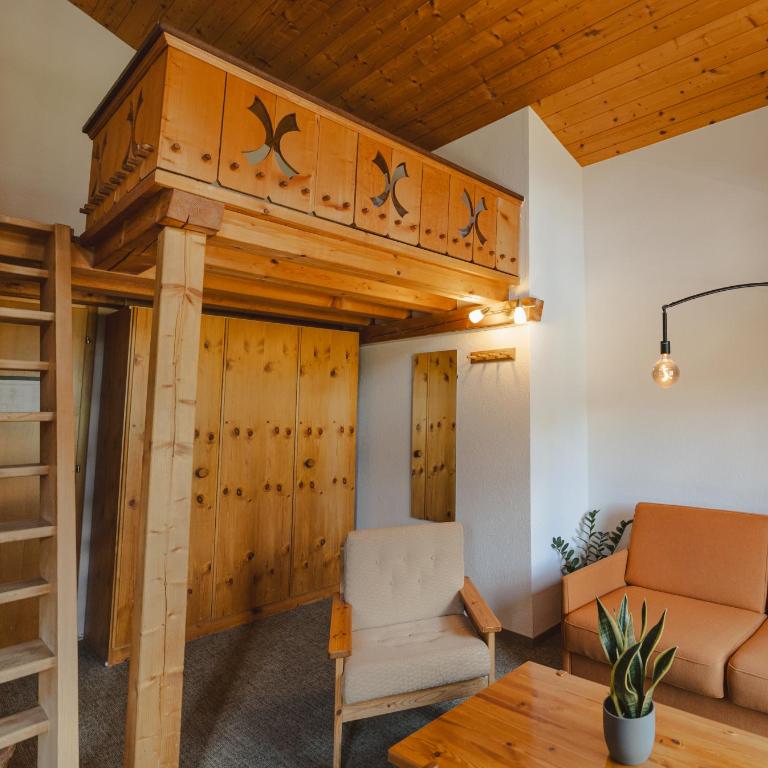 Waldhuus Bellary - Peace and Love Lounge with Shared Balcony and Eiger View - 8