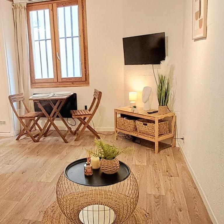 Studio Corconne, centre-ville, proche monuments - Apartment - 4