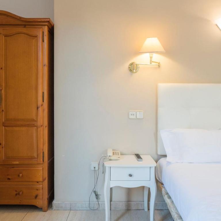 Hostal Centro - Habitación Doble con vistas a la ciudad - 1 o 2 camas - 12