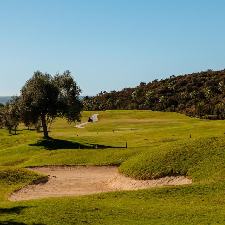 Holiday home, with sea views, south facing and close to the golf course and the beach, in Elviria Hills - Three-Bedroom Apartment - 60