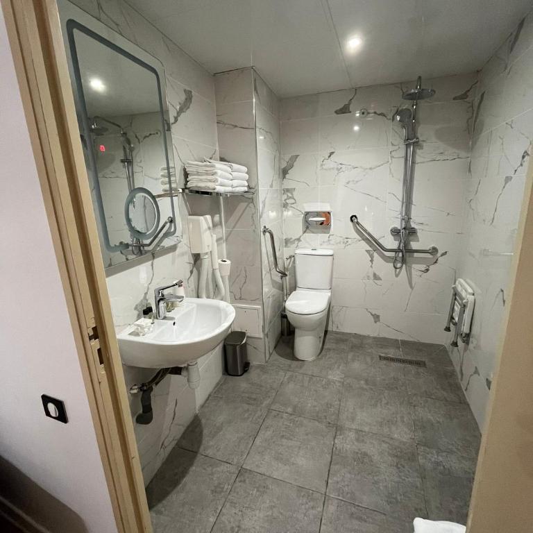 Hôtel 85 Saint Honore - Chambre Familiale - Accessible aux Personnes à Mobilité Réduite - Rez-de-Chaussée - Vue sur Cour - 3