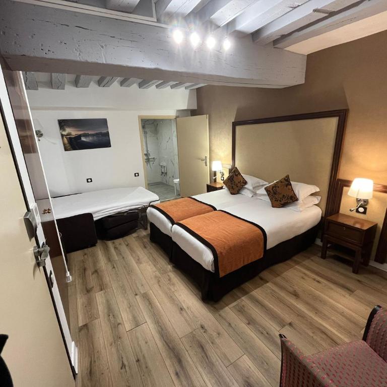 Hôtel 85 Saint Honore - Chambre Familiale - Accessible aux Personnes à Mobilité Réduite - Rez-de-Chaussée - Vue sur Cour - 1