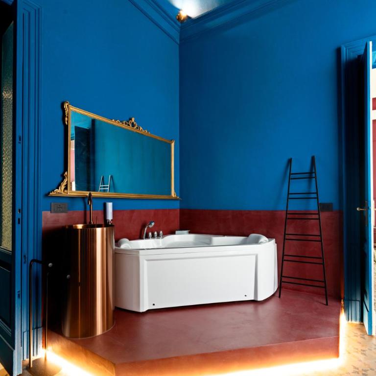 Gemma Luxury Apartments - King Room with Spa Bath - 2