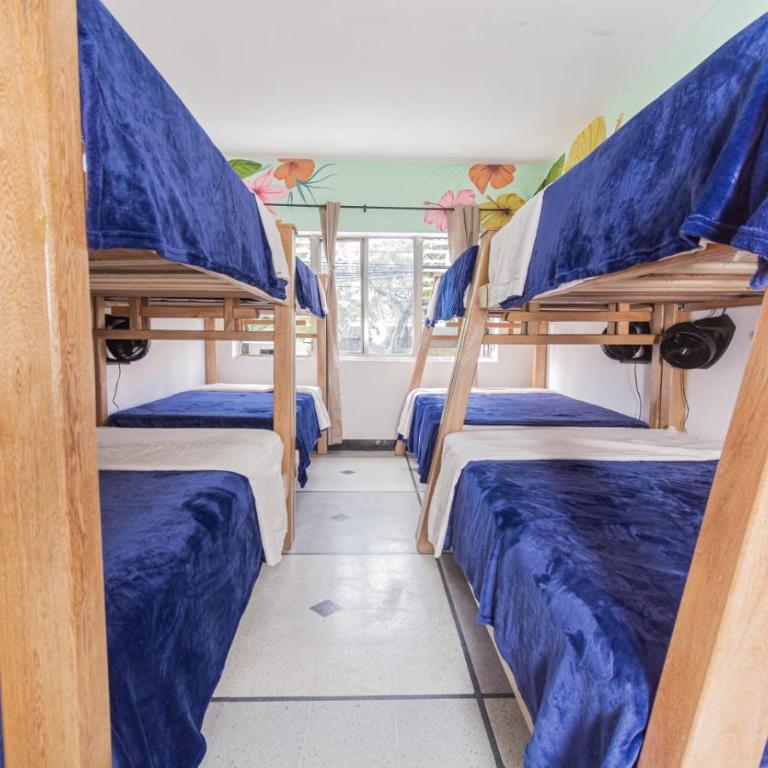 Hostal Bendito, central y cómodo - 8-Bed Mixed Dormitory Room - 11