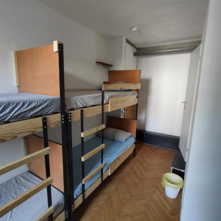 Chillton hostel - Porodična Soba sa Sopstvenim Kupatilom - 19