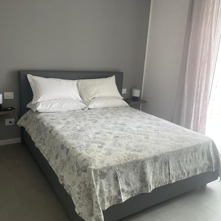 Rosabella Bovio - One-Bedroom House - 2