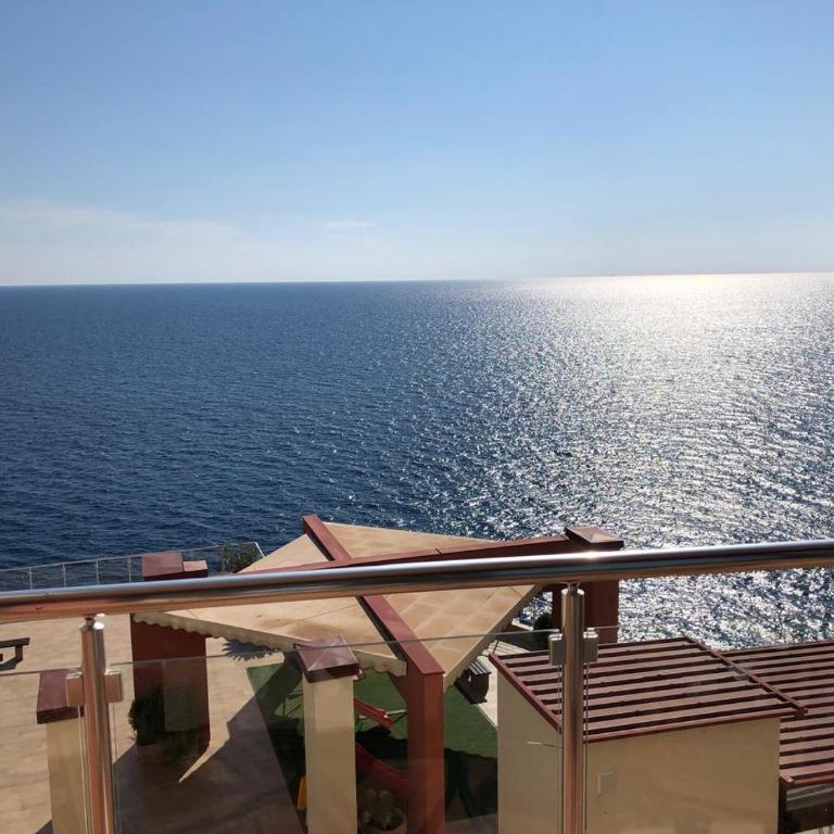 Modern Seaview Apartment with a Pool - One-Bedroom Apartment with Balcony and Sea View - 4