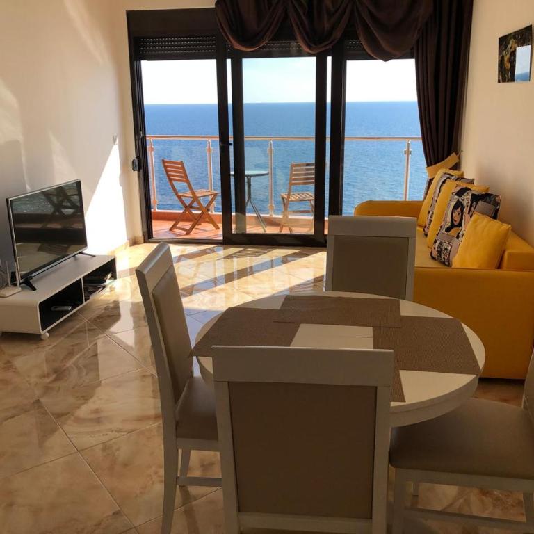 Modern Seaview Apartment with a Pool - One-Bedroom Apartment with Balcony and Sea View - 7