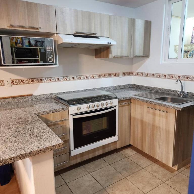 Suite Privada con Terraza y Baño, 5 min Six Flags - Deluxe Room (2 Adults + 1 Child) - 2