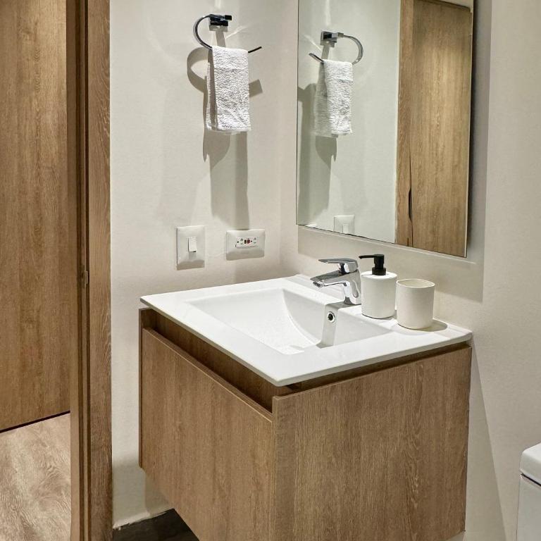 Vive Bogotá desde el corazón vibrante de Chapinero Vitra - Apartamento de 1 dormitorio - 1