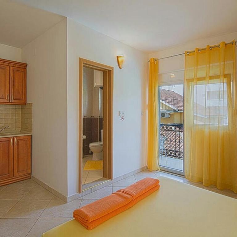 Apartmani Aleks - Mala Dvokrevetna Soba sa Bračnim Krevetom - 6