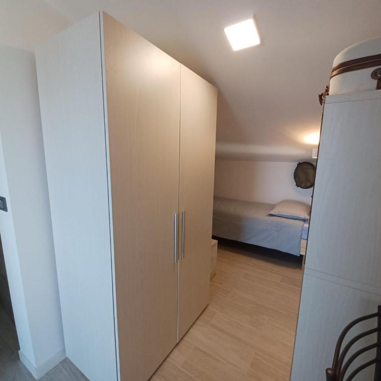 Villa Paolo attico appartamento loft matrimoniale piu singolo diviso da armadi,piu divano letto singolo - Estudio Deluxe - 6