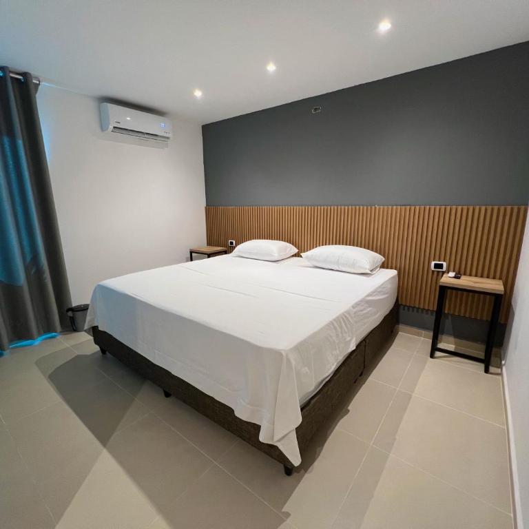 Estadero Bello Horizonte - Habitación con cama grande y vistas al jardín - 4