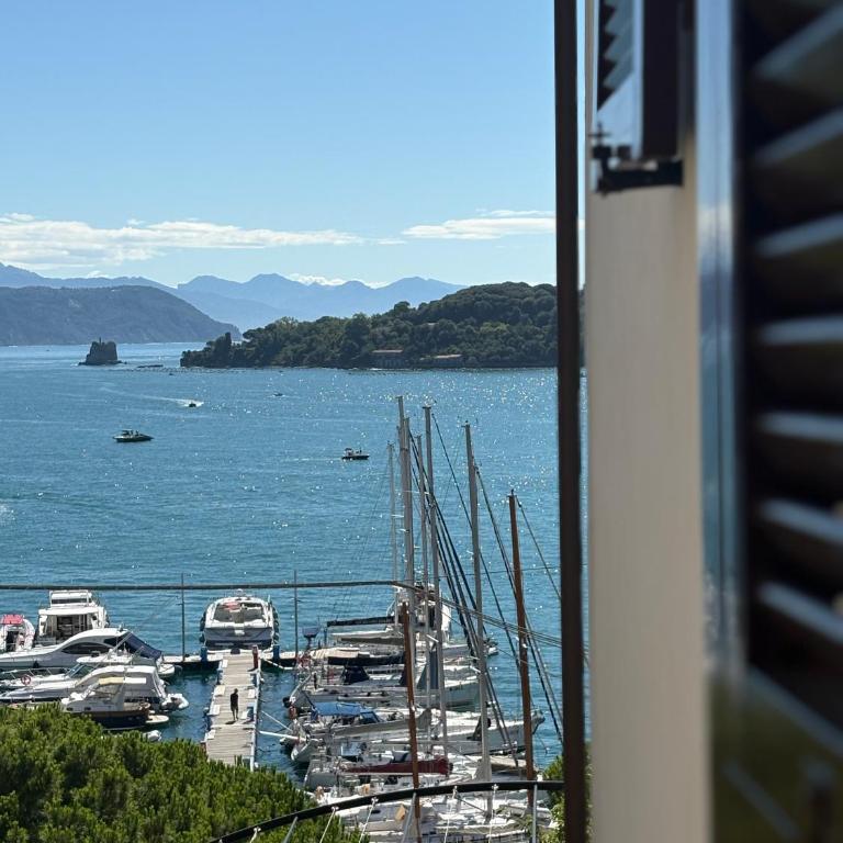 Le Finestre Veneris - Deluxe Double Room with Side Sea View - 13