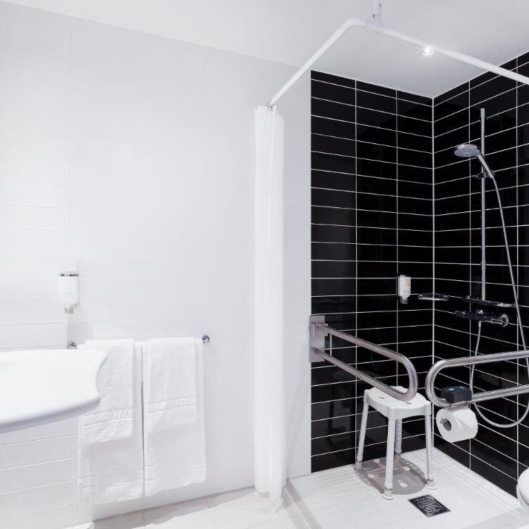 Holiday Inn Express Augsburg by IHG - Zimmer mit Queensize-Bett - rollstuhlgerechte Dusche für Gäste mit Mobilitätseinschränkungen, Nichtraucher - 3