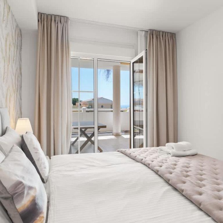 Domillion 2bdr 2bath apt Lomas33 Cabopino Golf - Apartamento Deluxe de 2 dormitorios con balcón - 1