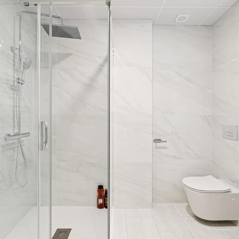 Domillion 2bdr 2bath apt Lomas33 Cabopino Golf - Apartamento Deluxe de 2 dormitorios con balcón - 26