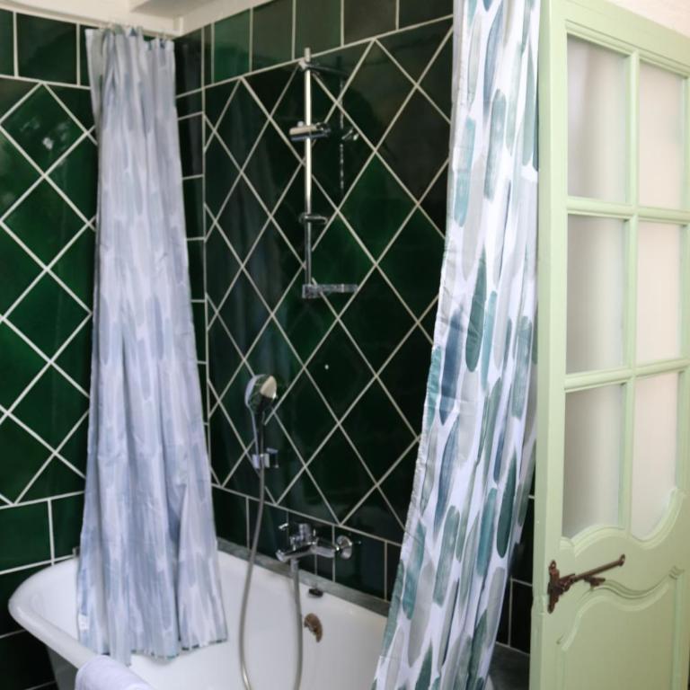 La Villa Roseraie , Hôtel Familial OUVERT TOUTE L'ANNEE - Chambre Double ou Lits Jumeaux - 7