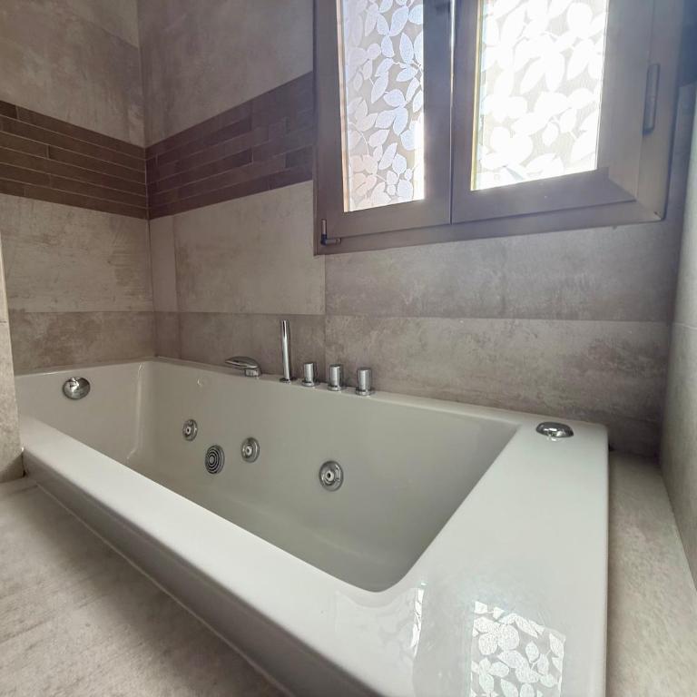 Orlandi Elegant Apartment - Appartamento con 2 Camere da Letto e Balcone - 11
