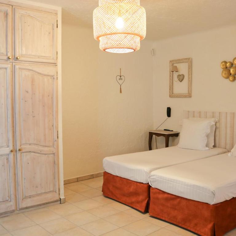La Villa Roseraie , Hôtel Familial OUVERT TOUTE L'ANNEE - Chambre Triple Supérieure - 6