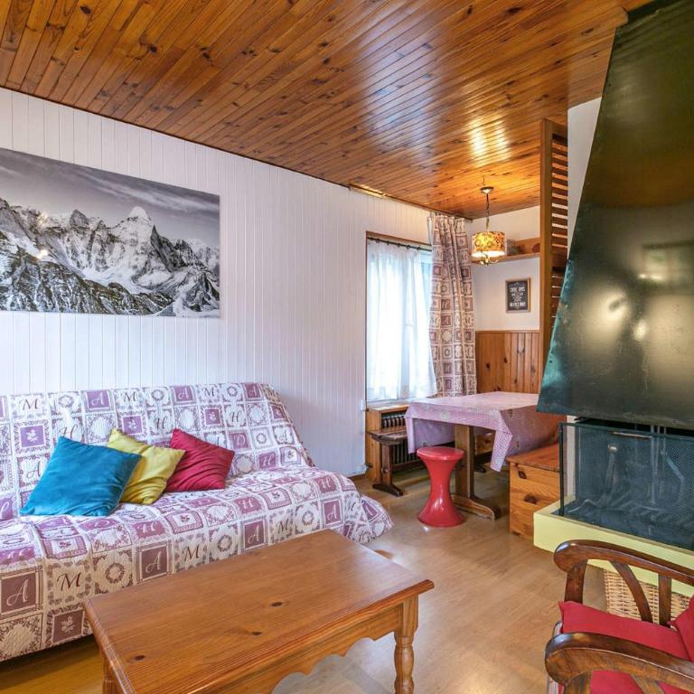 Village center with balcony view and parking - Appartamento - 5