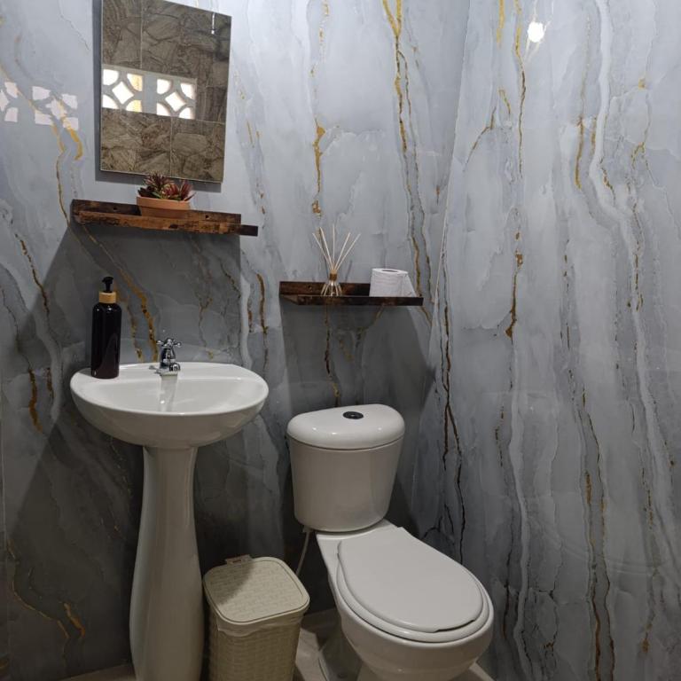 Casa vacacional, cerca del aeropuerto - Three-Bedroom House - 14