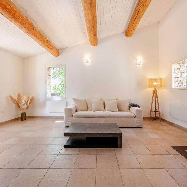 Gordes Villa avec piscine chauffée et privée , jacuzzi et pétanque calme - Villa 3 Chambres - 5