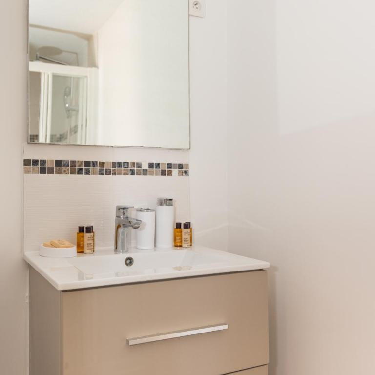 Appartement au Château Maravenne - Appartement 1 Chambre - Vue sur Jardin - 7