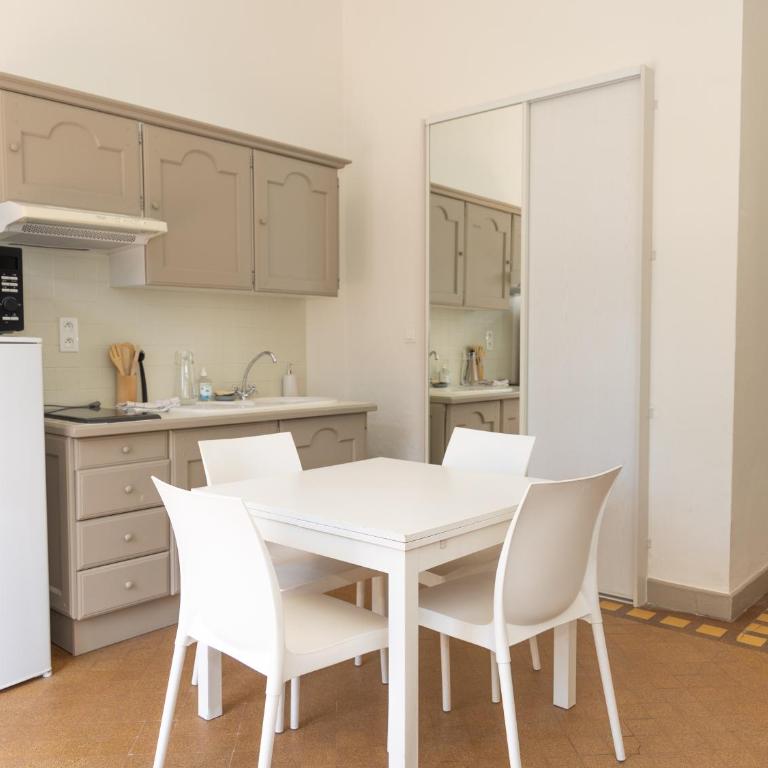 Appartement au Château Maravenne - Appartement 1 Chambre - Vue sur Jardin - 5