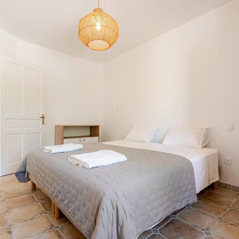 Gordes Villa avec piscine chauffée et privée , jacuzzi et pétanque calme - Villa 3 Chambres - 12