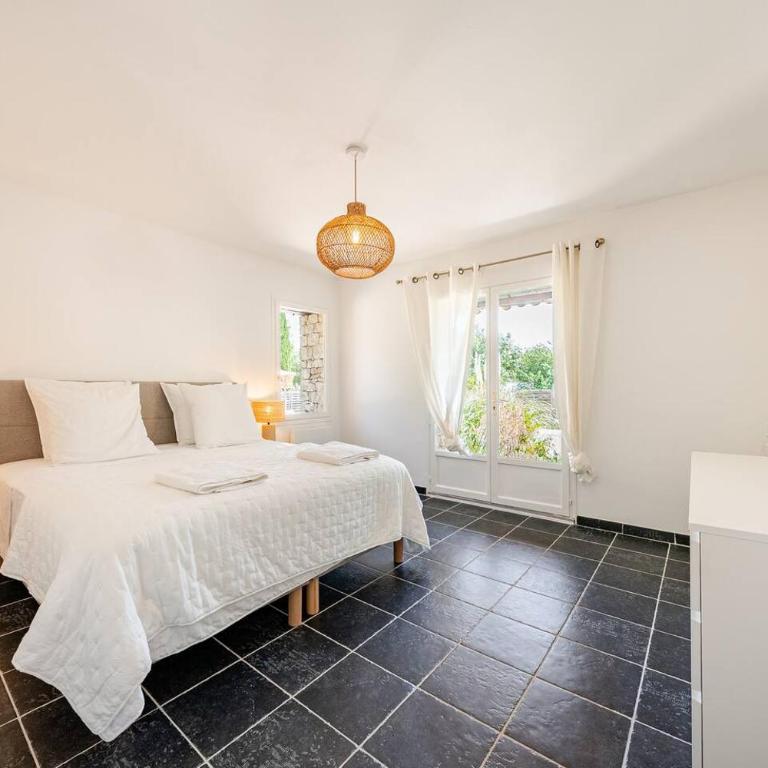 Gordes Villa avec piscine chauffée et privée , jacuzzi et pétanque calme - Villa 3 Chambres - 9